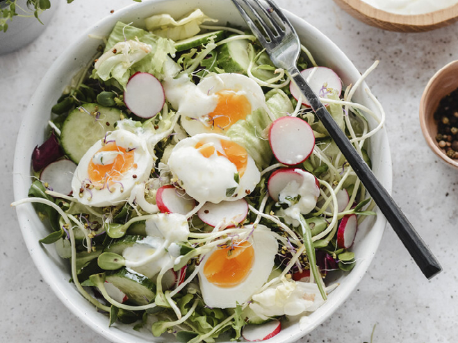 Salat mit Gurken und Rettichsprossen