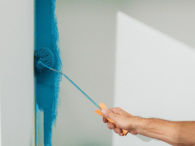 Anleitung Wände streichen: Farbe vorbereiten und Ränder streichen