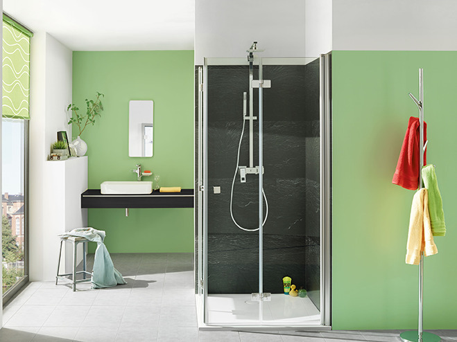 Badezimmer mit grünen Wänden